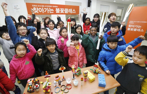 8일 서울 구로구 지구촌지역아동센터 어린이들이 '찾아가는 불꽃클래스' 수업 뒤 기념 사진을 찍고 있다. <한화그룹 제공>